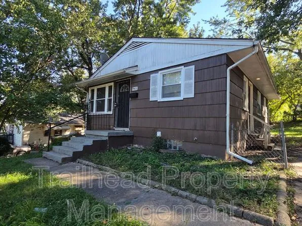 7801 E 48th St, Kansas City, MO 64129