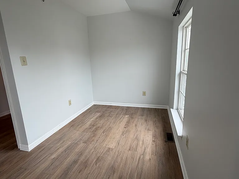 323 Glenn Rose Cir — Photo 18