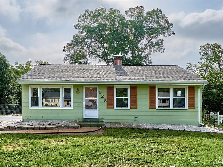 228 Newton Pl — Photo 1