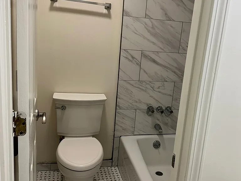 2905 Burch Ave #7 — Photo 42