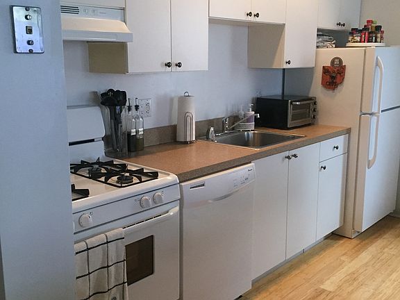 Full kitchen with gas stove ans dishwasher