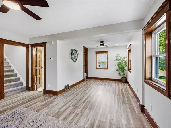 3806 E Ave NE, Cedar Rapids, IA 52402