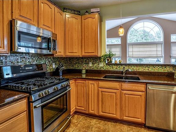 4th image of 701 Williamsburg Ct