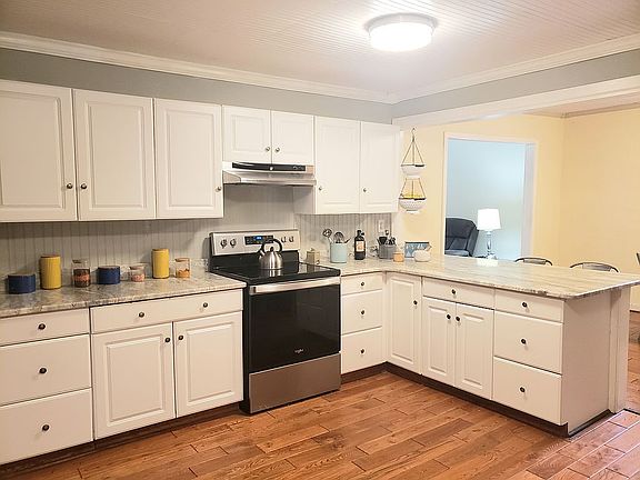 Kitchen has granite counters