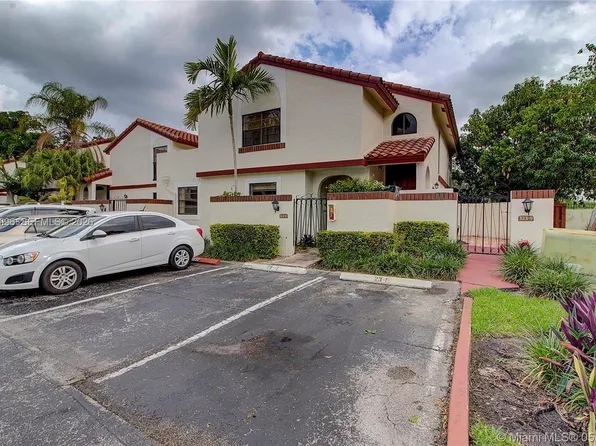 323 Ives Dairy Rd APT 10, Miami, FL 33179