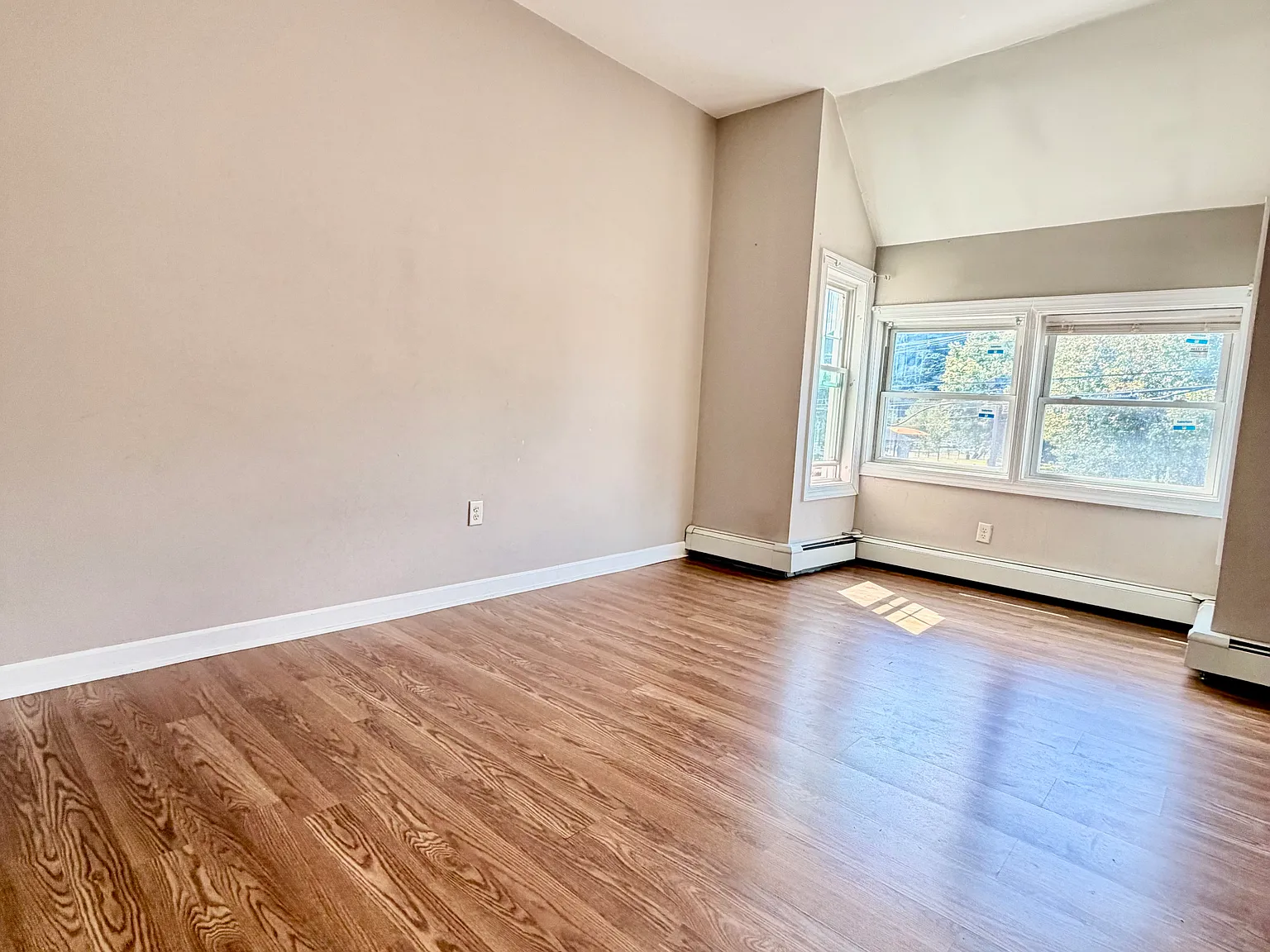 3 bed, 1100 sqft, $2,400 — Photo 4