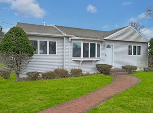 7 Marlin Rd, East Quogue, NY 11942