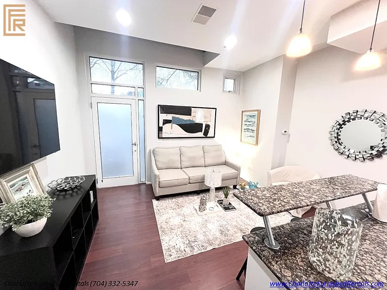 2084 Euclid Ave — Photo 3