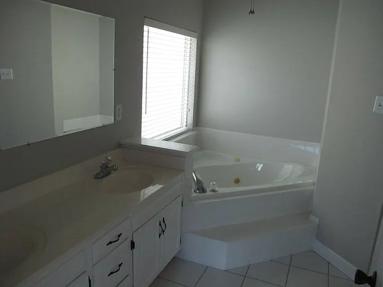 716 Crown Point Ct — Photo 14