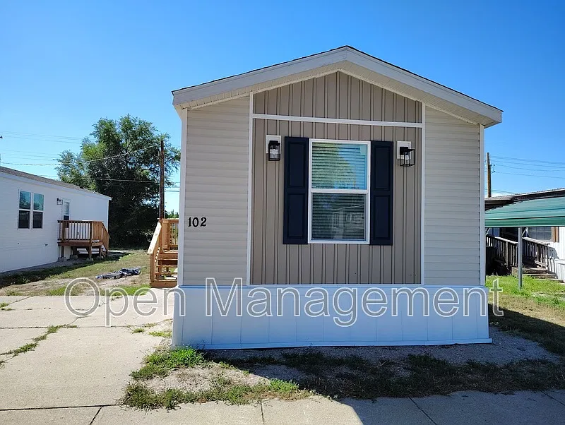 3 bed, 2.0 bath, 1120 sqft, $1,049 — Photo 2