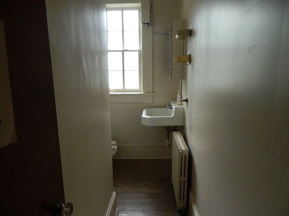 5th image of 209 Fairview St