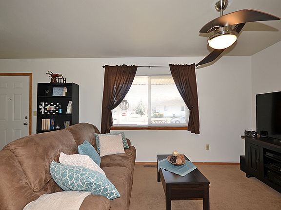 3rd image of 724 Lilac Dr