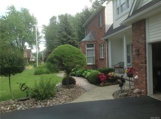 590 Paradise Rd, East Amherst, NY 14051