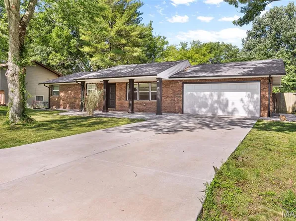 34 Belair Ct, Maryville, IL 62062