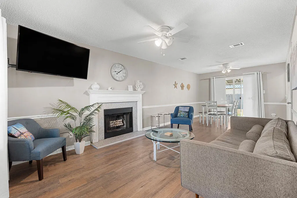 3 bed, 1215 sqft, $2,250 — Photo 2