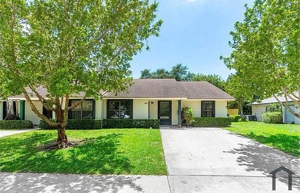 1367 Riverside Cir #1 — Photo 32