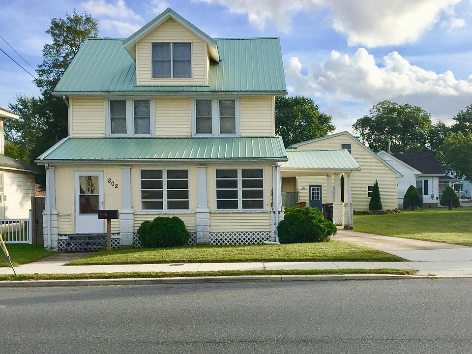 2nd image of 802 SE Front St