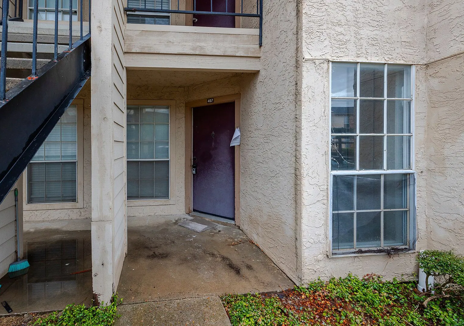 Cozy 1 Bed and 1 Bath (Ground Floor) Condo Features. Full-size Washer and Dryer connections. — Photo 2