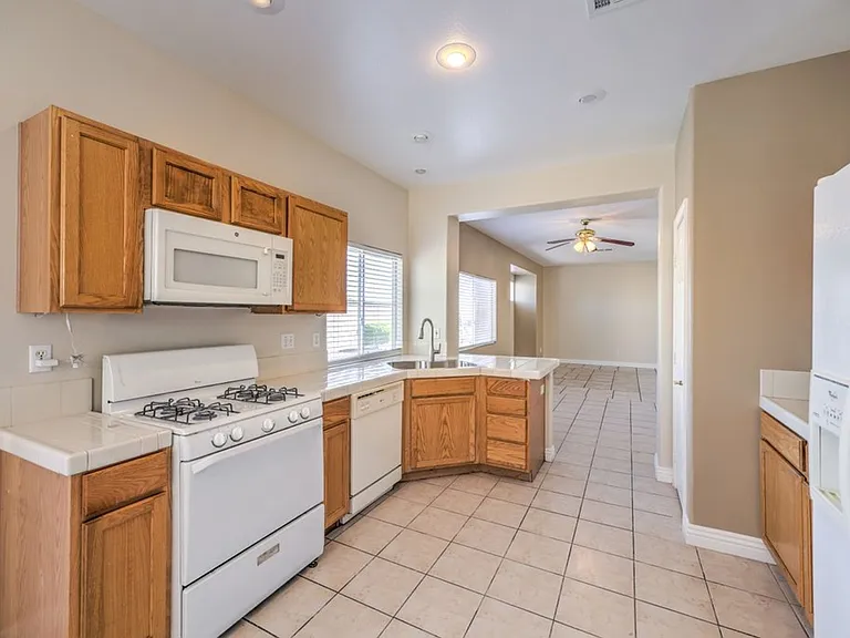 10540 Allthorn Ave — Photo 11