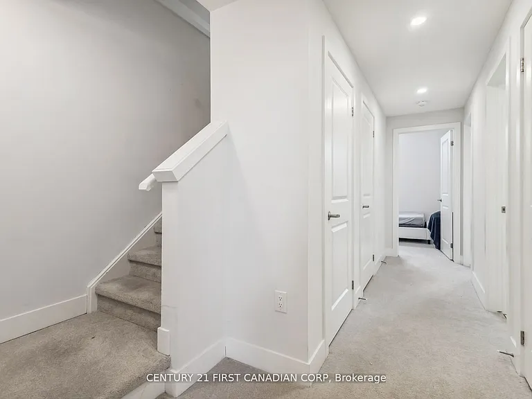 990 Deveron Cres #21 — Photo 24