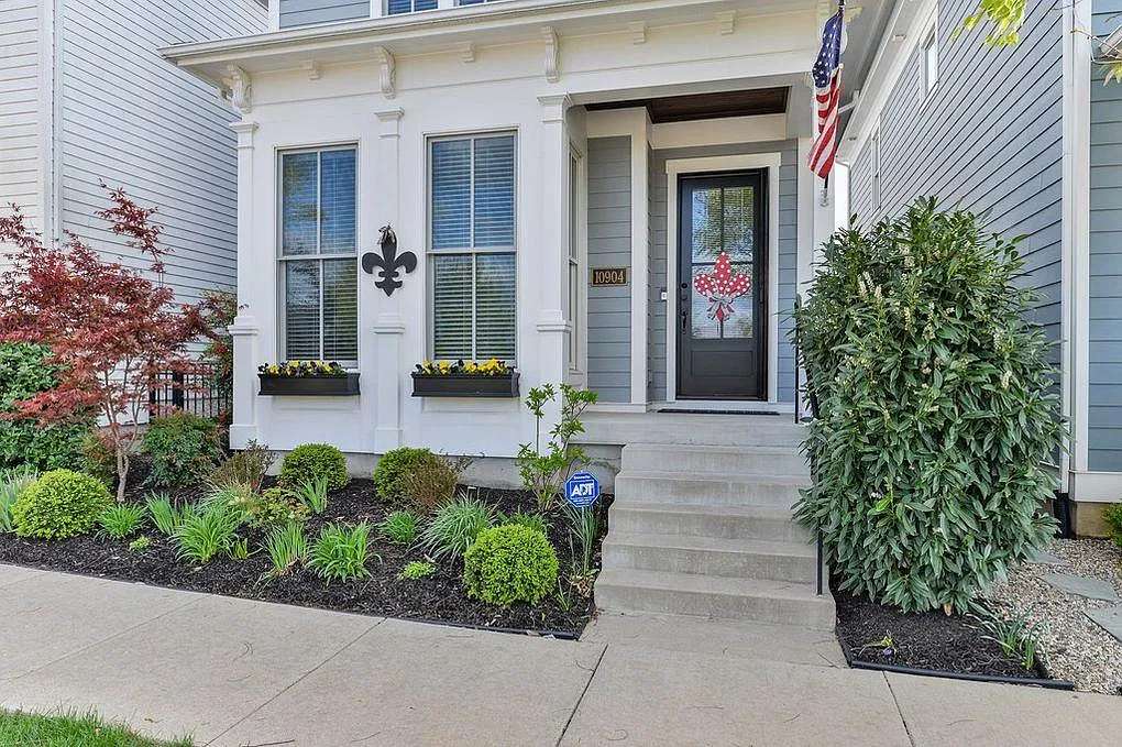 10904 Kings Crown Dr — Photo 2
