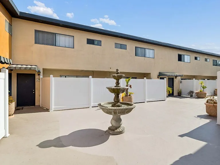 Oceanaire Townhomes — Photo 6