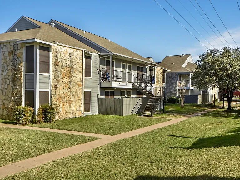 Affordable Domain units - Great move in Specials! — Photo 24
