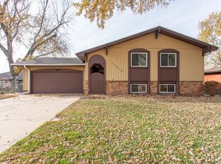 11615 Raleigh Dr, Omaha, NE 68164