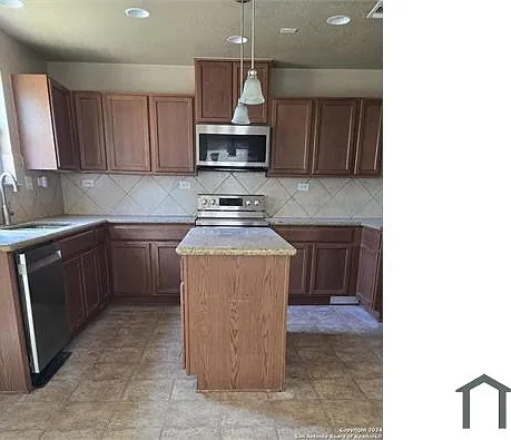 6 bed, 2490 sqft, $2,900 — Photo 2