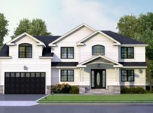13 Hemlock Dr, Syosset, NY 11791
