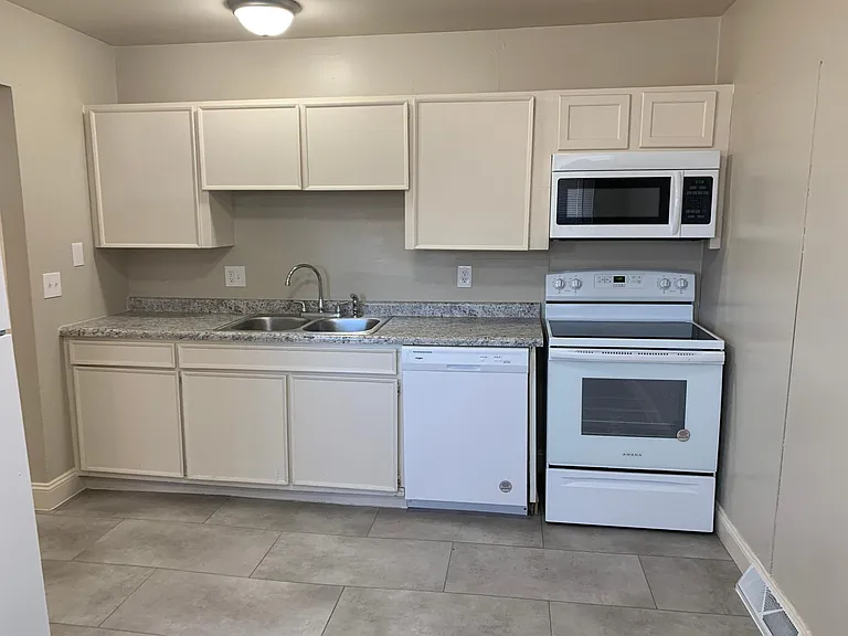 2314 W Savannah St — Photo 4