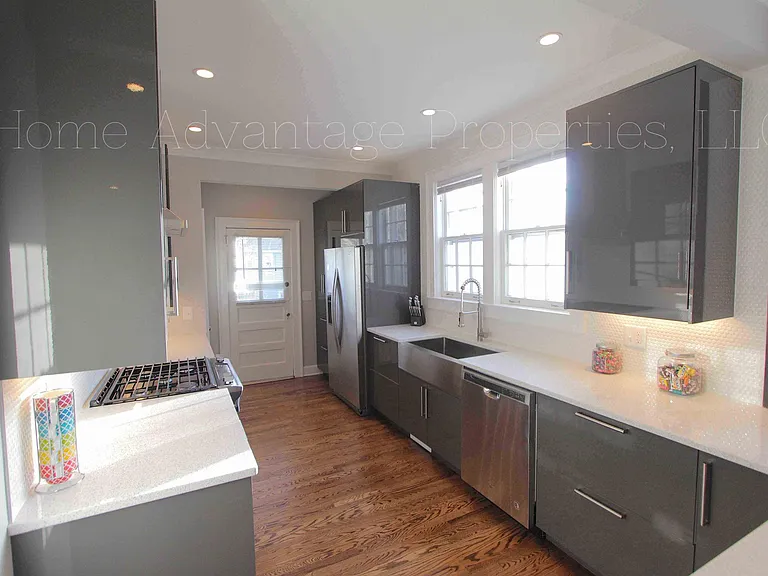 924 Burchwood Ave — Photo 9