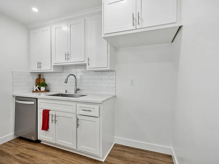 Beachmont Apartments — Photo 8