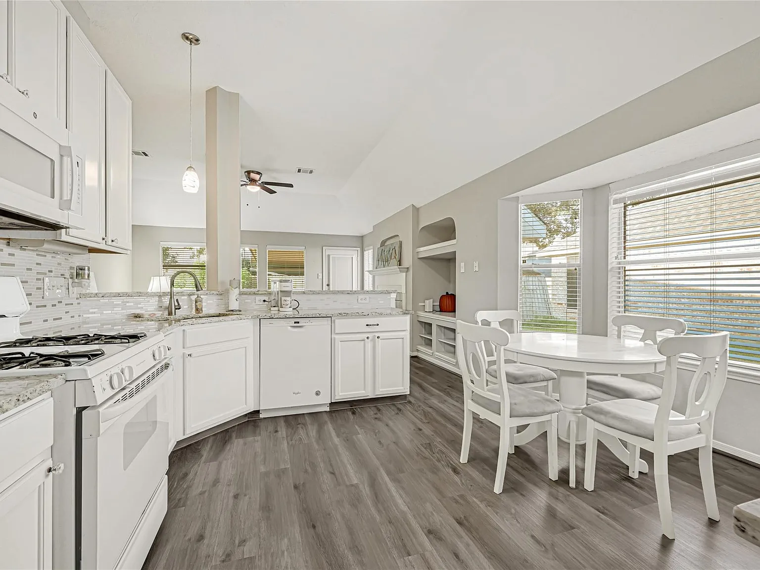 3 bed, 2.0 bath, 1590 sqft, $2,700 — Photo 3