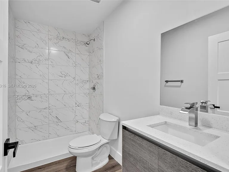 1021 NW 1st St #301 — Photo 3
