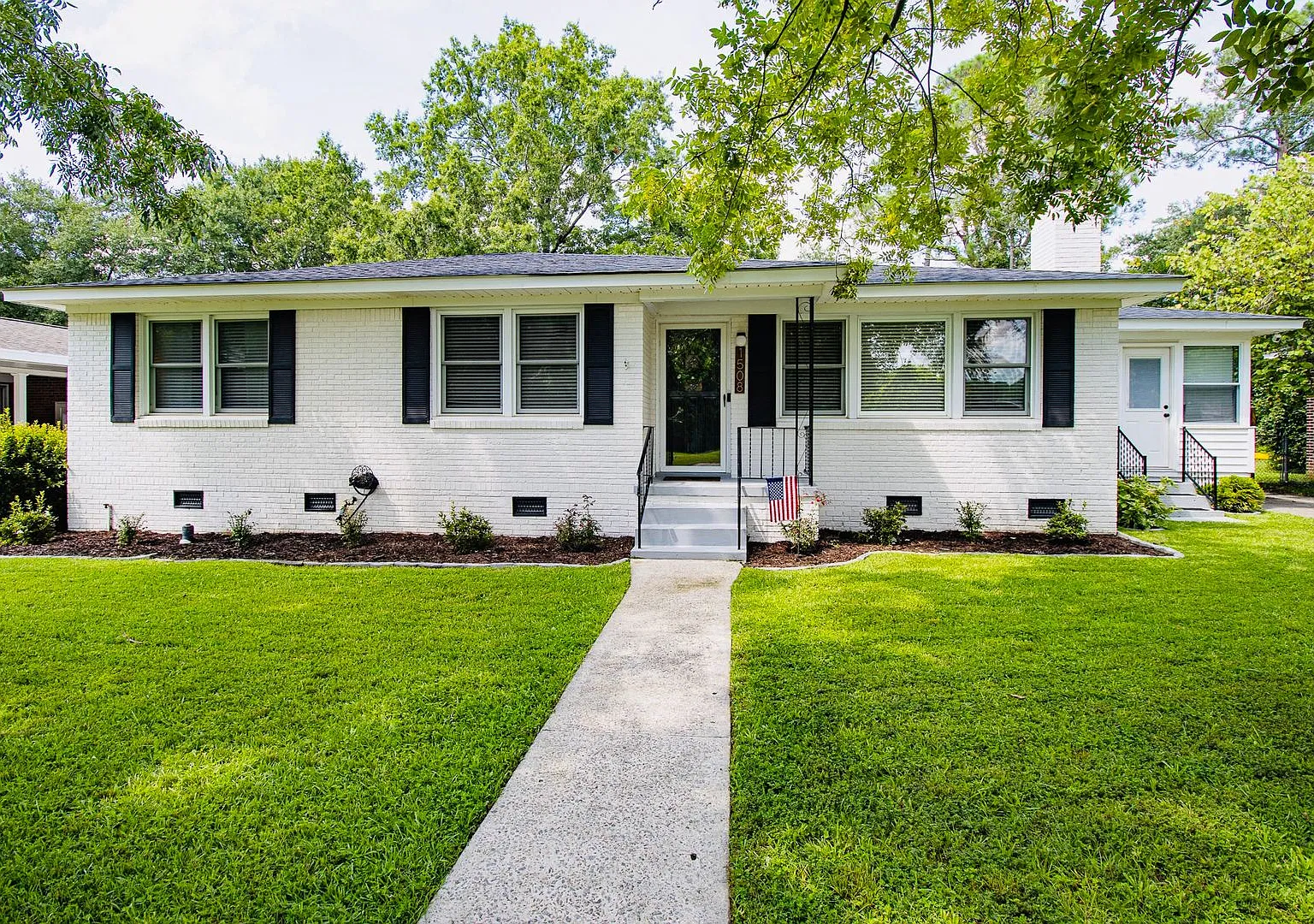 Stunning 3 Bed, 2 Bath brick home in West Columbia - Less than 10 minutes to Downtown Columbia an... — Photo 1