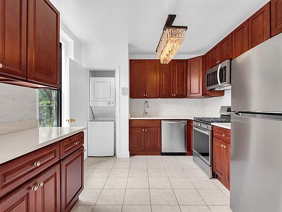 4th image of 101 W 74th St Unit 4E