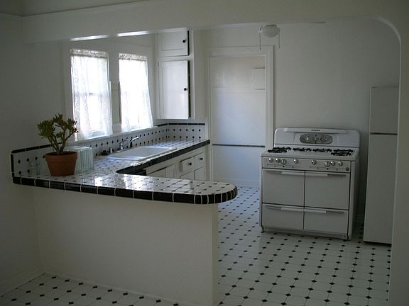 Kitchen/ breakfast room w subway tile counter and antique ga
