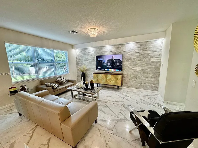 4334 Ficus St — Photo 2