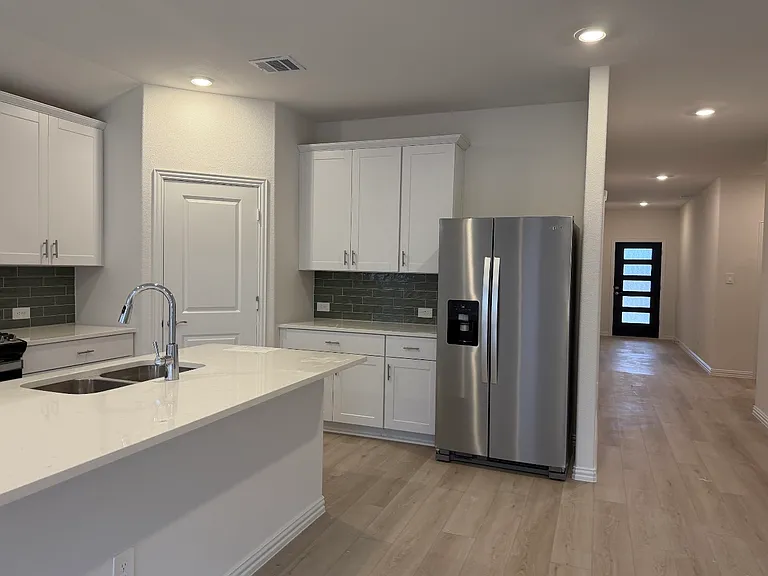 716 Edgehurst Dr — Photo 9