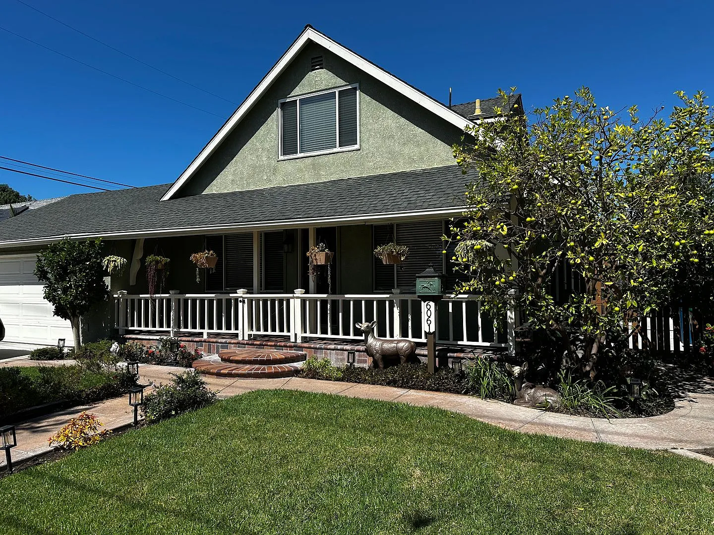 Charming 3 Bed 3 Bath Westminster House — Photo 1