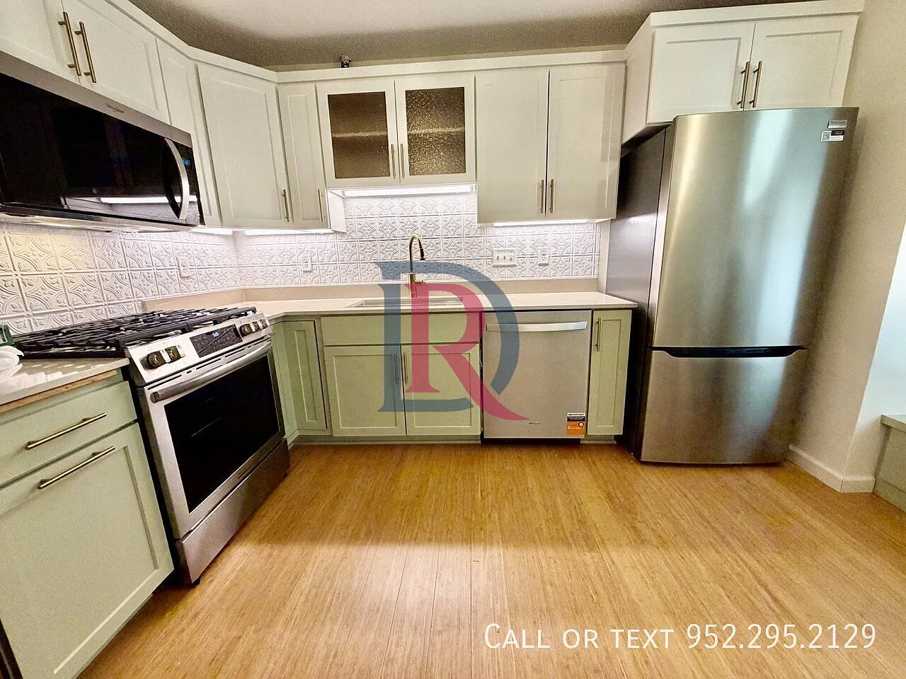 2BR + Den, 2.5 Bath Townhome in Saint Paul's Irvine Park / West Seventh Neighborhood — Photo 4