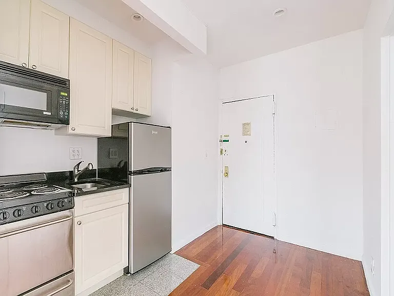 235 W 14th St #D4 — Photo 6