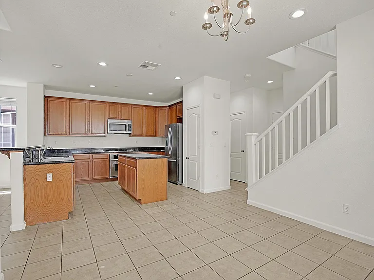 2111 Parkhurst St — Photo 9