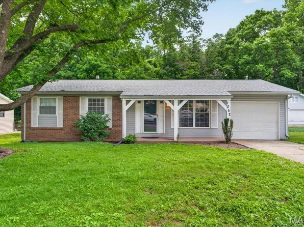 1052 Arlington Dr, Saint Charles, MO 63303