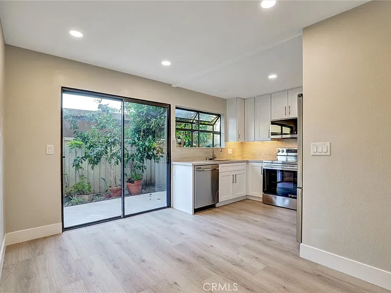 93 Streamwood — Photo 2