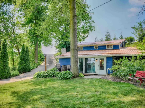 9106 N Steinbarger Lake Dr, Wawaka, IN 46794