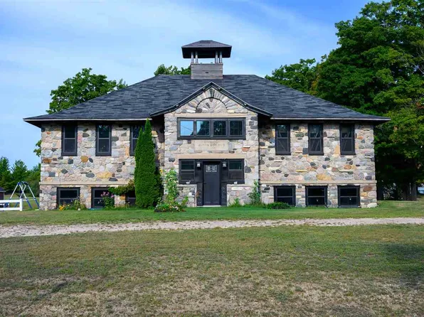 4987 Loeb Rd, Charlevoix, MI 49720