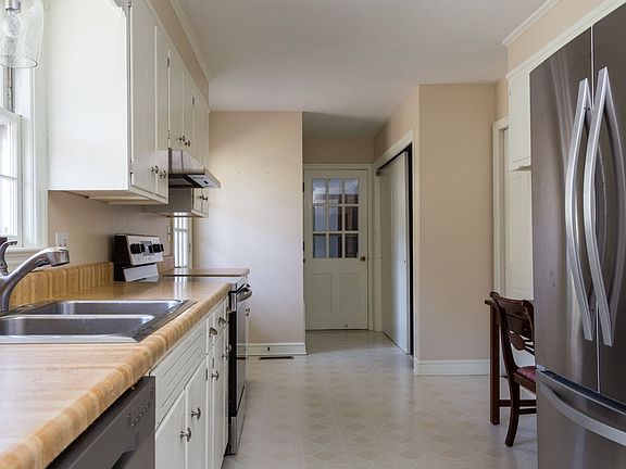 3rd image of 1212 Woodcrest Cir