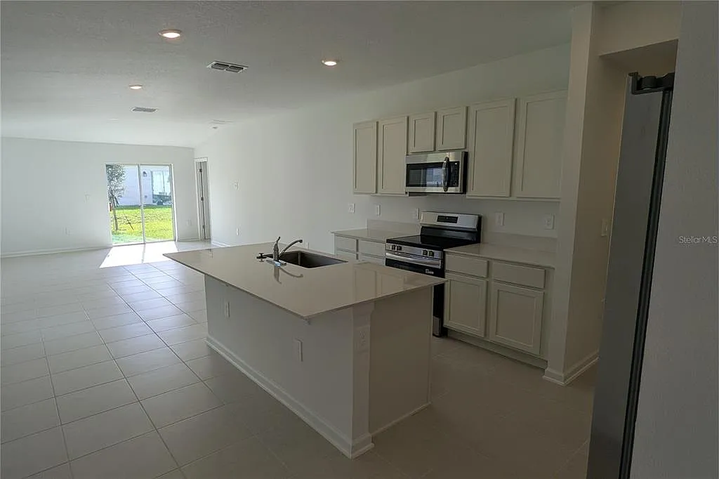 3 bed, 2.0 bath, 1429 sqft, $1,900 — Photo 3